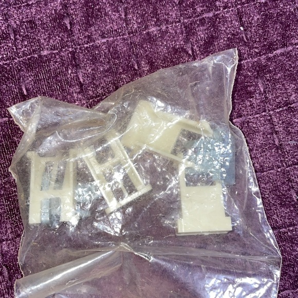 Metal and plastic end pieces not sure what this is for make an offer - Picture 4 of 7